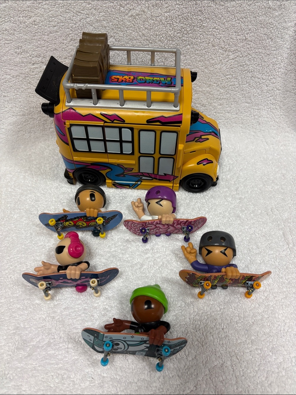 Spin master tech deck sk8  Skate Bus Playset with 5 Skateboard Figures
